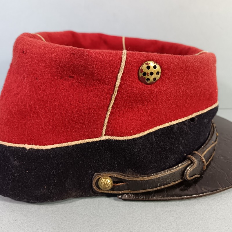 RARE !! KEPI TROUPE INFIRMIER MILITAIRE MODELE 1884 SOUTACHE BLANCHE JUGULAIRE FANTAISIE TAILLE 57 MATRICULE 718