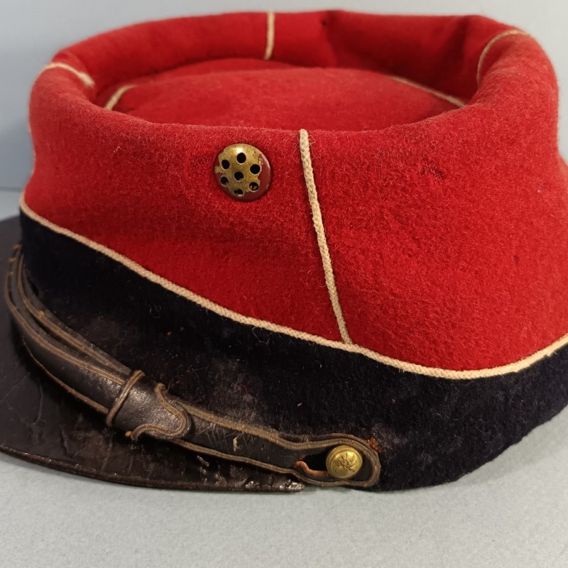 RARE !! KEPI TROUPE INFIRMIER MILITAIRE MODELE 1884 SOUTACHE BLANCHE JUGULAIRE FANTAISIE TAILLE 57 MATRICULE 718