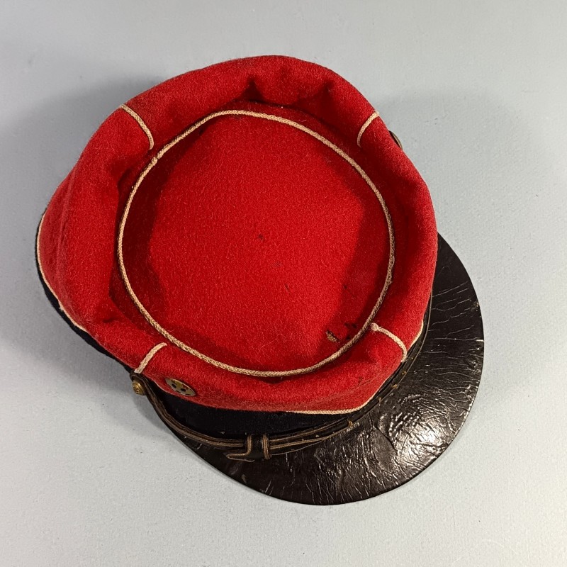 RARE !! KEPI TROUPE INFIRMIER MILITAIRE MODELE 1884 SOUTACHE BLANCHE JUGULAIRE FANTAISIE TAILLE 57 MATRICULE 718