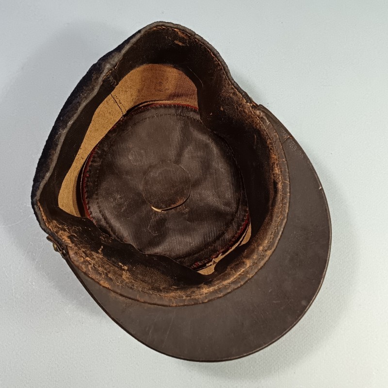 RARE !! KEPI TROUPE INFIRMIER MILITAIRE MODELE 1884 SOUTACHE BLANCHE JUGULAIRE FANTAISIE TAILLE 57 MATRICULE 718