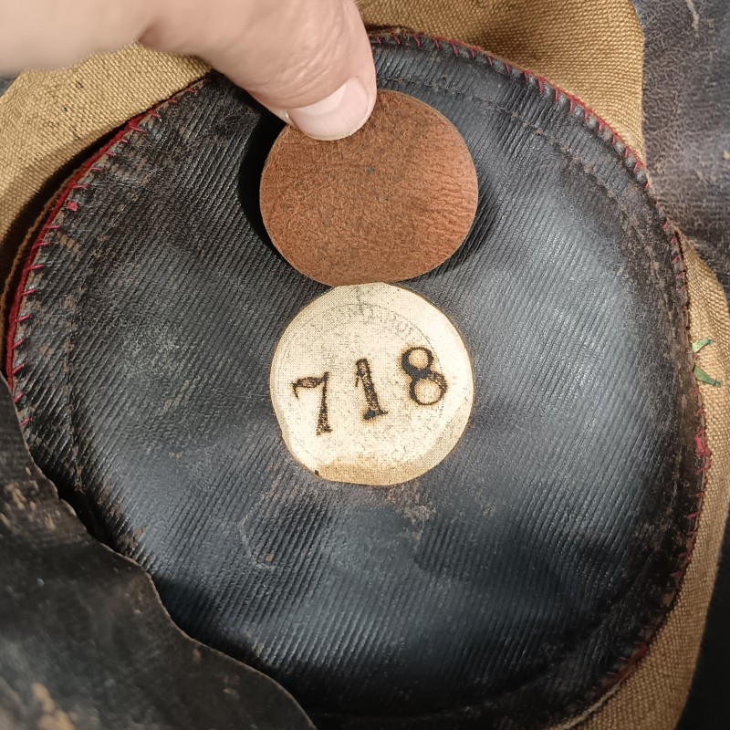 RARE !! KEPI TROUPE INFIRMIER MILITAIRE MODELE 1884 SOUTACHE BLANCHE JUGULAIRE FANTAISIE TAILLE 57 MATRICULE 718