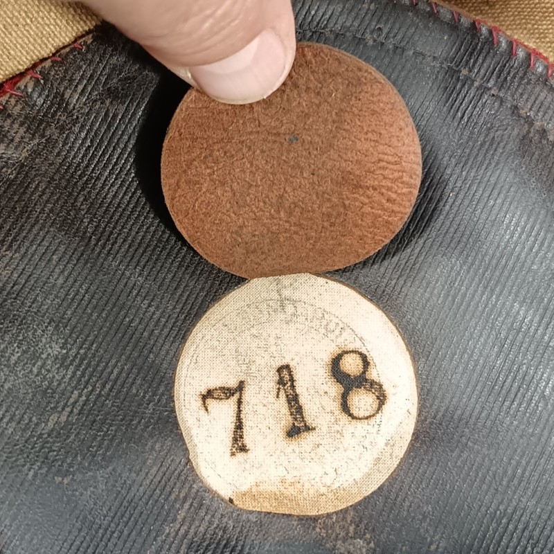 RARE !! KEPI TROUPE INFIRMIER MILITAIRE MODELE 1884 SOUTACHE BLANCHE JUGULAIRE FANTAISIE TAILLE 57 MATRICULE 718