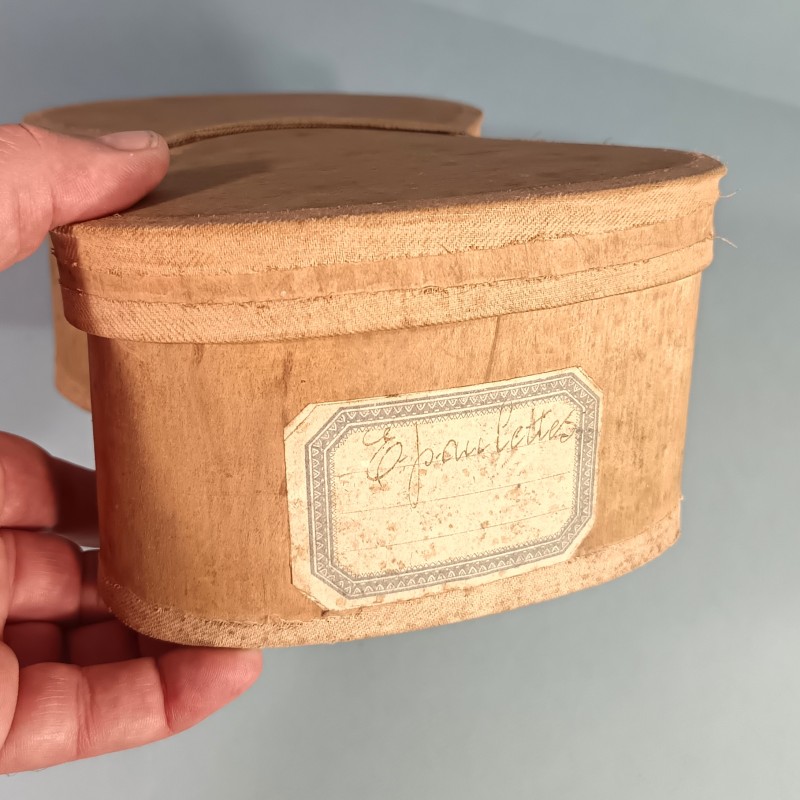 EPAULETTES D'ADJUDANT DE BATAILLON DE CHASSEURS A PIED OU CHASSEURS ALPINS EN BOITE TROISIEME REPUBLIQUE ET TENUE 1931