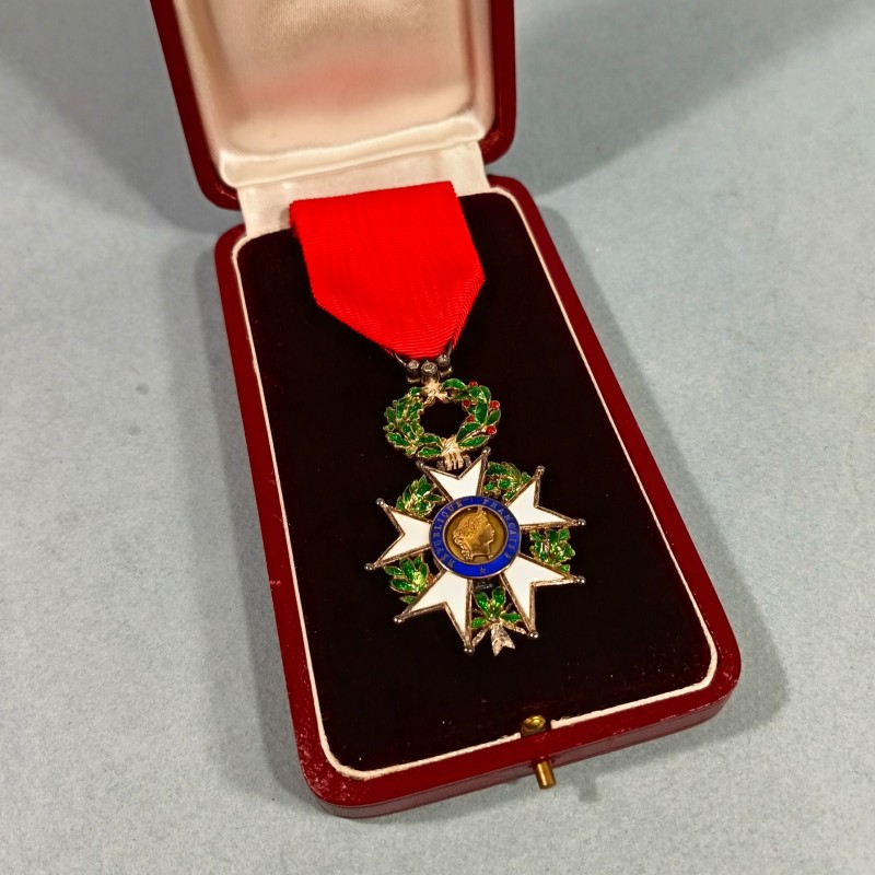 FRANCE MEDAILLE CROIX DE CHEVALIER DE L'ORDRE DE LA LEGION D'HONNEUR 4 ème REPUBLIQUE EN BOITE MODELE LUXE A FILETS ET BRILLANTS