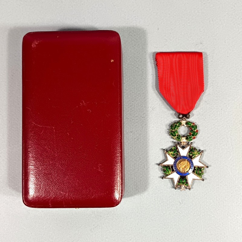 FRANCE MEDAILLE CROIX DE CHEVALIER DE L'ORDRE DE LA LEGION D'HONNEUR 4 ème REPUBLIQUE EN BOITE MODELE LUXE A FILETS ET BRILLANTS