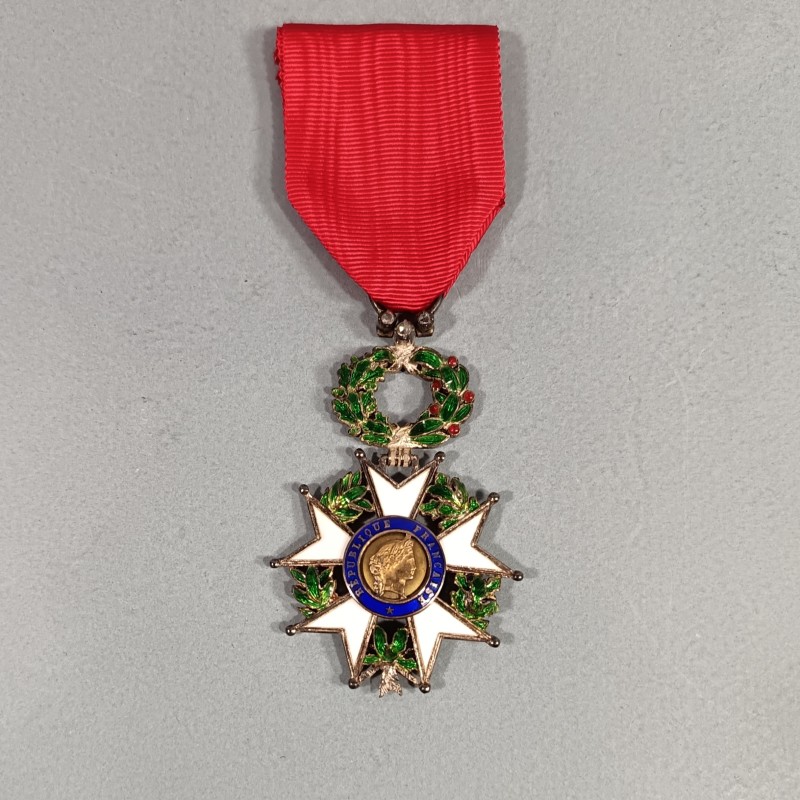 FRANCE MEDAILLE CROIX DE CHEVALIER DE L'ORDRE DE LA LEGION D'HONNEUR 4 ème REPUBLIQUE EN BOITE MODELE LUXE A FILETS ET BRILLANTS