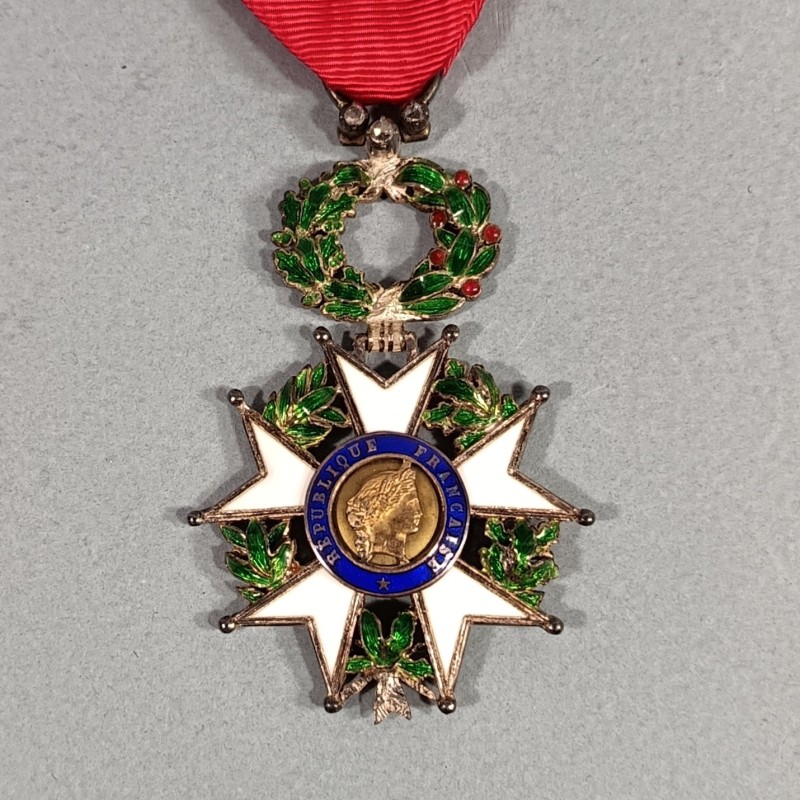 FRANCE MEDAILLE CROIX DE CHEVALIER DE L'ORDRE DE LA LEGION D'HONNEUR 4 ème REPUBLIQUE EN BOITE MODELE LUXE A FILETS ET BRILLANTS
