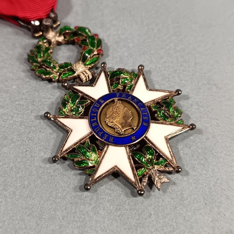 FRANCE MEDAILLE CROIX DE CHEVALIER DE L'ORDRE DE LA LEGION D'HONNEUR 4 ème REPUBLIQUE EN BOITE MODELE LUXE A FILETS ET BRILLANTS