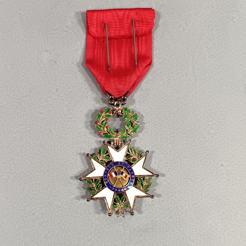 FRANCE MEDAILLE CROIX DE CHEVALIER DE L'ORDRE DE LA LEGION D'HONNEUR 4 ème REPUBLIQUE EN BOITE MODELE LUXE A FILETS ET BRILLANTS