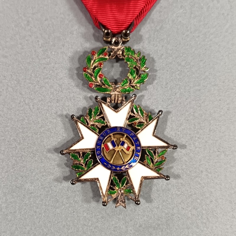FRANCE MEDAILLE CROIX DE CHEVALIER DE L'ORDRE DE LA LEGION D'HONNEUR 4 ème REPUBLIQUE EN BOITE MODELE LUXE A FILETS ET BRILLANTS
