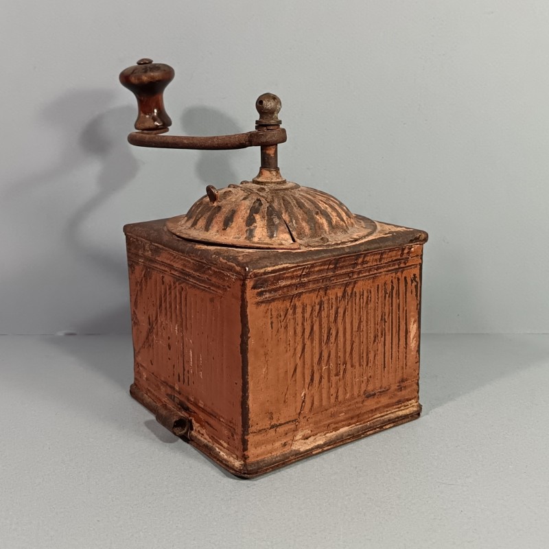 MOULIN A CAFE MODELE EN TOLE MODELE MILITAIRE ADOPTE A PARTIR DE 1885 EQUIPEMENT DU POILU 1914 1918