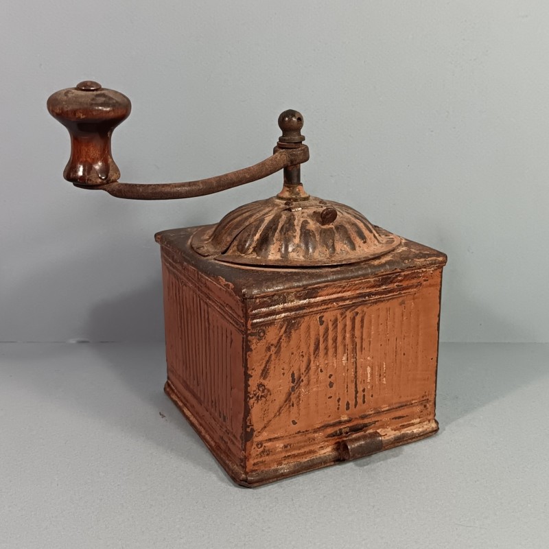 MOULIN A CAFE MODELE EN TOLE MODELE MILITAIRE ADOPTE A PARTIR DE 1885 EQUIPEMENT DU POILU 1914 1918