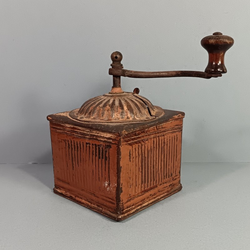 MOULIN A CAFE MODELE EN TOLE MODELE MILITAIRE ADOPTE A PARTIR DE 1885 EQUIPEMENT DU POILU 1914 1918