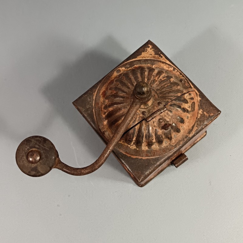 MOULIN A CAFE MODELE EN TOLE MODELE MILITAIRE ADOPTE A PARTIR DE 1885 EQUIPEMENT DU POILU 1914 1918