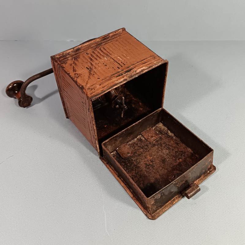 MOULIN A CAFE MODELE EN TOLE MODELE MILITAIRE ADOPTE A PARTIR DE 1885 EQUIPEMENT DU POILU 1914 1918