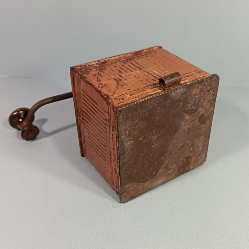 MOULIN A CAFE MODELE EN TOLE MODELE MILITAIRE ADOPTE A PARTIR DE 1885 EQUIPEMENT DU POILU 1914 1918