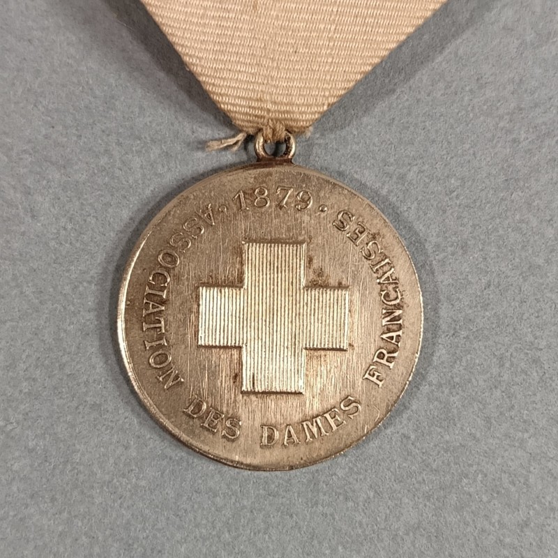CROIX ROUGE PETITE MEDAILLE COMMEMORATIVE DE LA CREATION DE L'ASSOCIATION DES DAMES FRANCAISES 1879