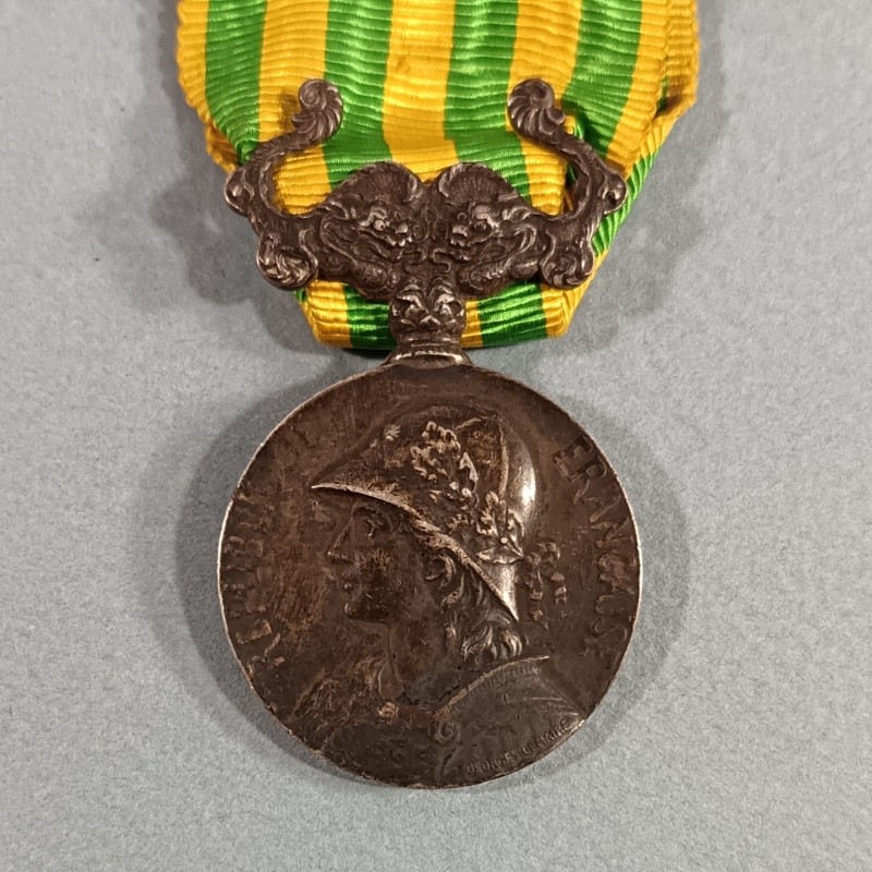 FRANCE MEDAILLE DE L'EXPEDITION DE CHINE AVEC SA BARRETTE CHINE 1900 1901 MEDAILLE EN ARGENT 55 JOURS DE PEKIN