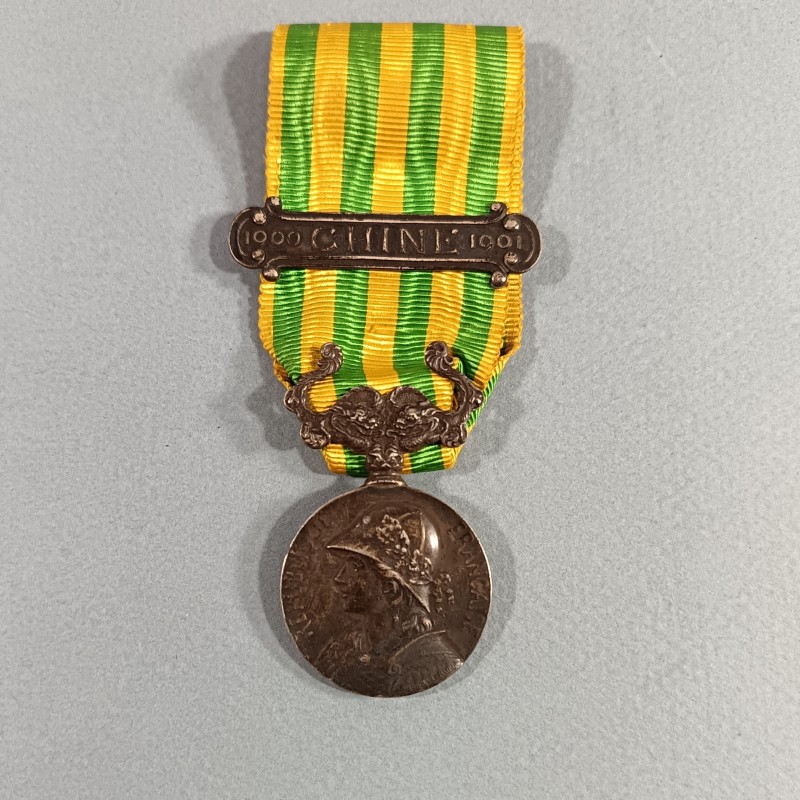 FRANCE MEDAILLE DE L'EXPEDITION DE CHINE AVEC SA BARRETTE CHINE 1900 1901 MEDAILLE EN ARGENT 55 JOURS DE PEKIN