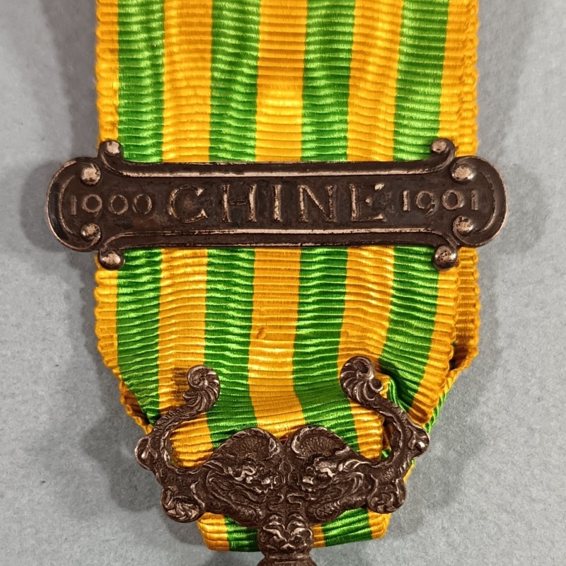 FRANCE MEDAILLE DE L'EXPEDITION DE CHINE AVEC SA BARRETTE CHINE 1900 1901 MEDAILLE EN ARGENT 55 JOURS DE PEKIN