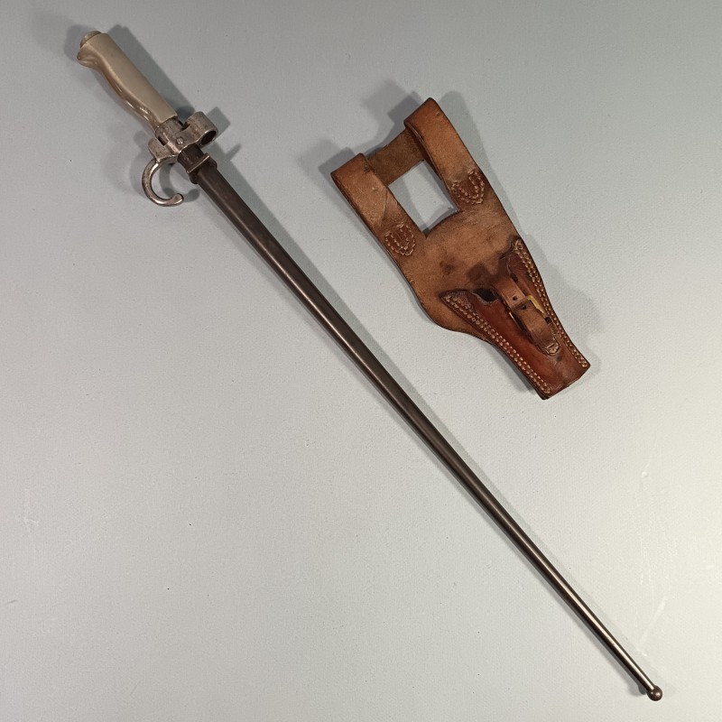 BAIONNETTE LEBEL MODELE 1886 PREMIER TYPE AVEC QUILLON POIGNEE MAILLECHORT "LA ROSALIE" GUERRE 1914 1918 AVEC SON CUIR