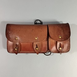 CARTOUCHIERE MODELE 1935 / 1937 COTE GAUCHE COULEUR FAUVE CUIR STRIE TAMPONNEE 2 ème TRIMESTRE 1940