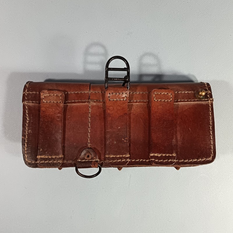 CARTOUCHIERE MODELE 1935 / 1937 COTE GAUCHE COULEUR FAUVE CUIR STRIE TAMPONNEE 2 ème TRIMESTRE 1940