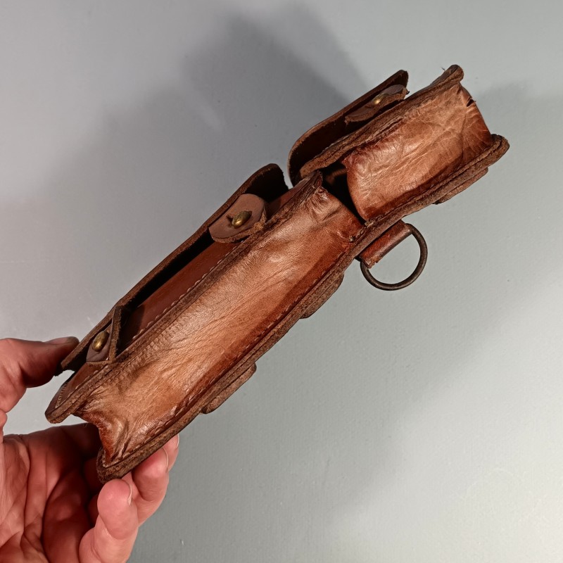 CARTOUCHIERE MODELE 1935 / 1937 COTE GAUCHE COULEUR FAUVE CUIR STRIE TAMPONNEE 2 ème TRIMESTRE 1940