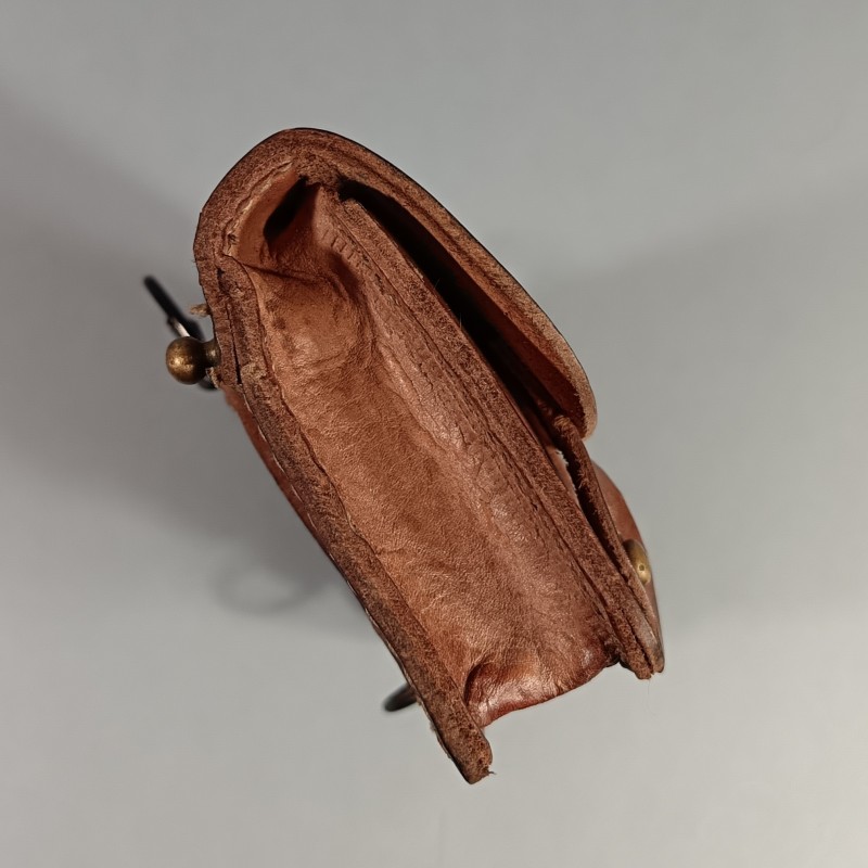 CARTOUCHIERE MODELE 1935 / 1937 COTE GAUCHE COULEUR FAUVE CUIR STRIE TAMPONNEE 2 ème TRIMESTRE 1940