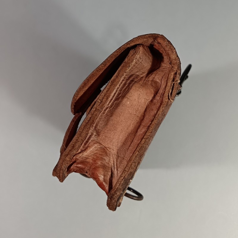 CARTOUCHIERE MODELE 1935 / 1937 COTE GAUCHE COULEUR FAUVE CUIR STRIE TAMPONNEE 2 ème TRIMESTRE 1940