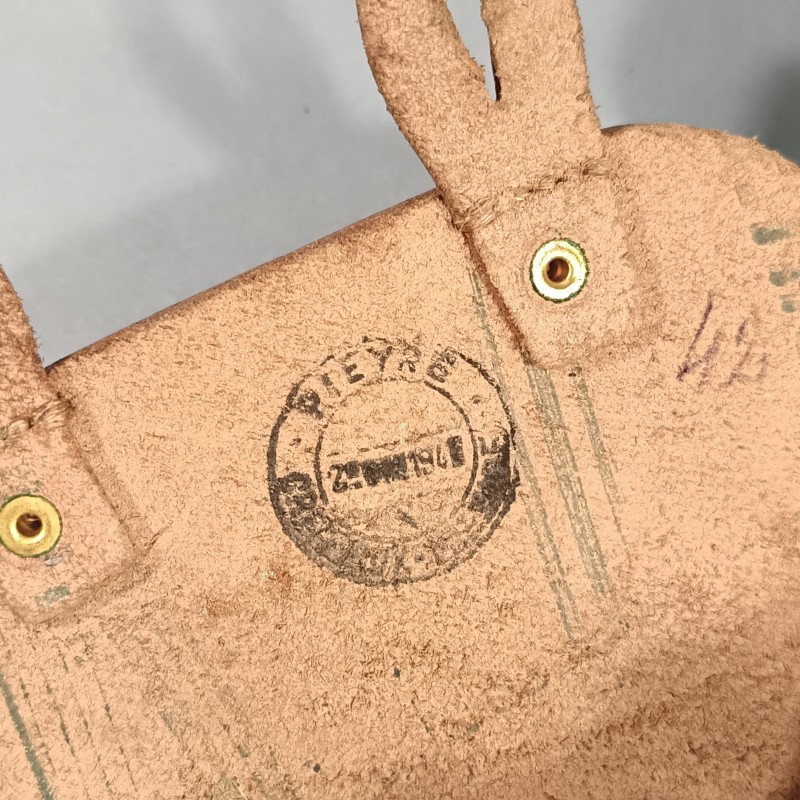 CARTOUCHIERE MODELE 1935 / 1937 COTE GAUCHE COULEUR FAUVE CUIR STRIE TAMPONNEE 2 ème TRIMESTRE 1940