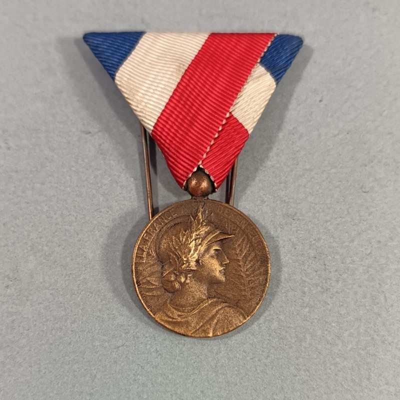 MEDAILLE ANCIENS COMBATTANTS LA FRANCE A SES DEFENSEURS FEDERATION NATIONALE DES AMICALES DE SOUS OFFICIERS DE RESERVES