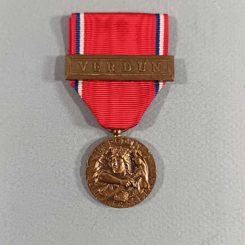 FRANCE MEDAILLE DE LA BATAILLE DE VERDUN ON NE PASSE PAS 21 FEVRIER 1916 PAR REVILLON AVEC BARRETTE VERDUN