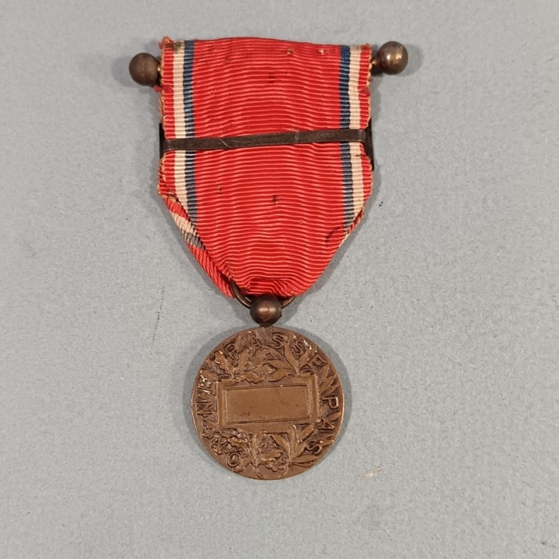 FRANCE MEDAILLE DE LA BATAILLE DE VERDUN ON NE PASSE PAS 21 FEVRIER 1916 MODELE ANONYME AVEC BARRETTE VERDUN
