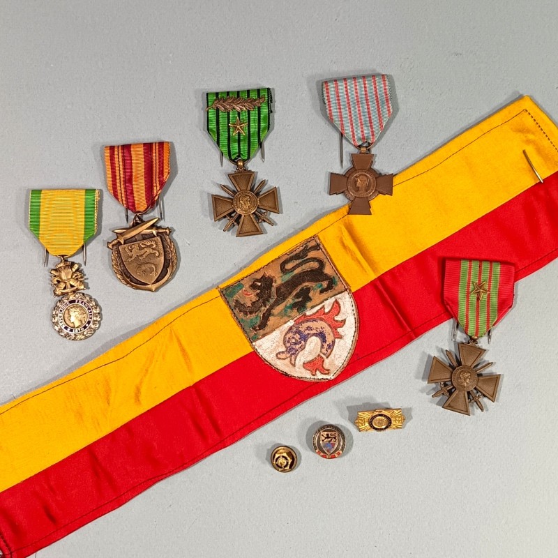 EMSEMBLE BRASSARD ET MEDAILLES D'UN ANCIEN SOUS OFFICIER COMBATTANT DE DUNKERQUE 1939 1940 LA MEDAILLE DE DUNKERQUE