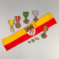 EMSEMBLE BRASSARD ET MEDAILLES D'UN ANCIEN SOUS OFFICIER COMBATTANT DE DUNKERQUE 1939 1940 LA MEDAILLE DE DUNKERQUE