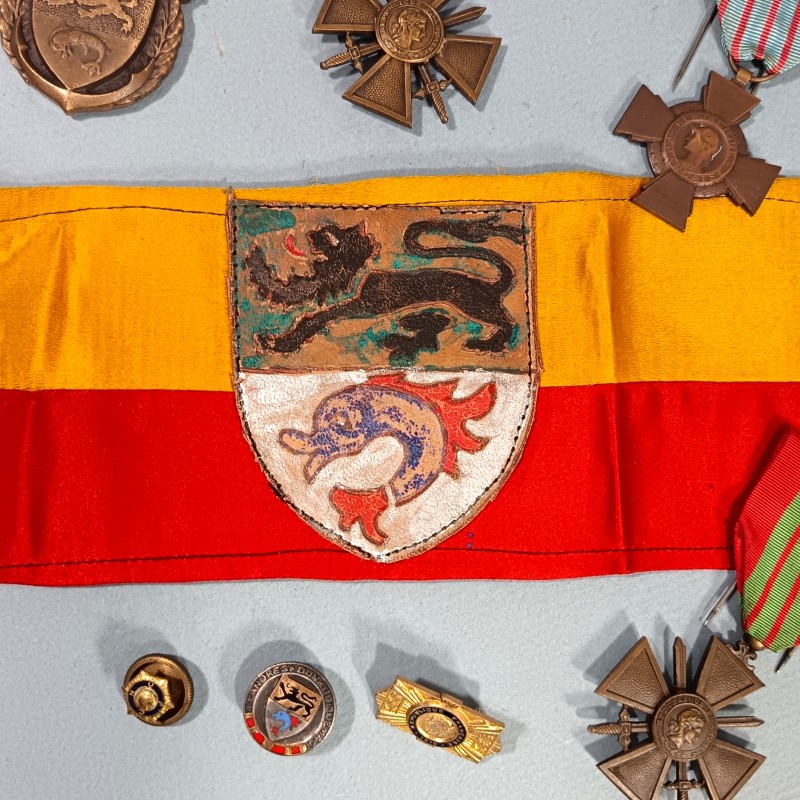 EMSEMBLE BRASSARD ET MEDAILLES D'UN ANCIEN SOUS OFFICIER COMBATTANT DE DUNKERQUE 1939 1940 LA MEDAILLE DE DUNKERQUE