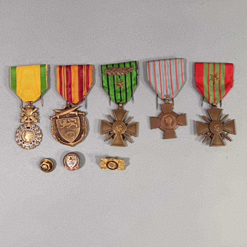 EMSEMBLE BRASSARD ET MEDAILLES D'UN ANCIEN SOUS OFFICIER COMBATTANT DE DUNKERQUE 1939 1940 LA MEDAILLE DE DUNKERQUE