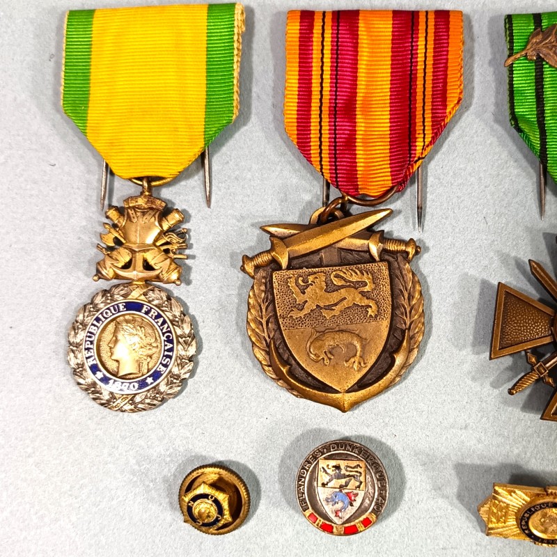 EMSEMBLE BRASSARD ET MEDAILLES D'UN ANCIEN SOUS OFFICIER COMBATTANT DE DUNKERQUE 1939 1940 LA MEDAILLE DE DUNKERQUE