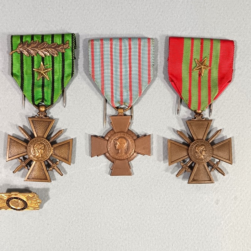 EMSEMBLE BRASSARD ET MEDAILLES D'UN ANCIEN SOUS OFFICIER COMBATTANT DE DUNKERQUE 1939 1940 LA MEDAILLE DE DUNKERQUE