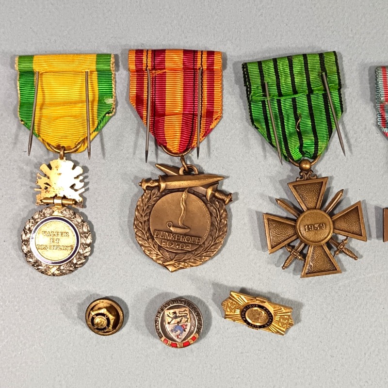 EMSEMBLE BRASSARD ET MEDAILLES D'UN ANCIEN SOUS OFFICIER COMBATTANT DE DUNKERQUE 1939 1940 LA MEDAILLE DE DUNKERQUE