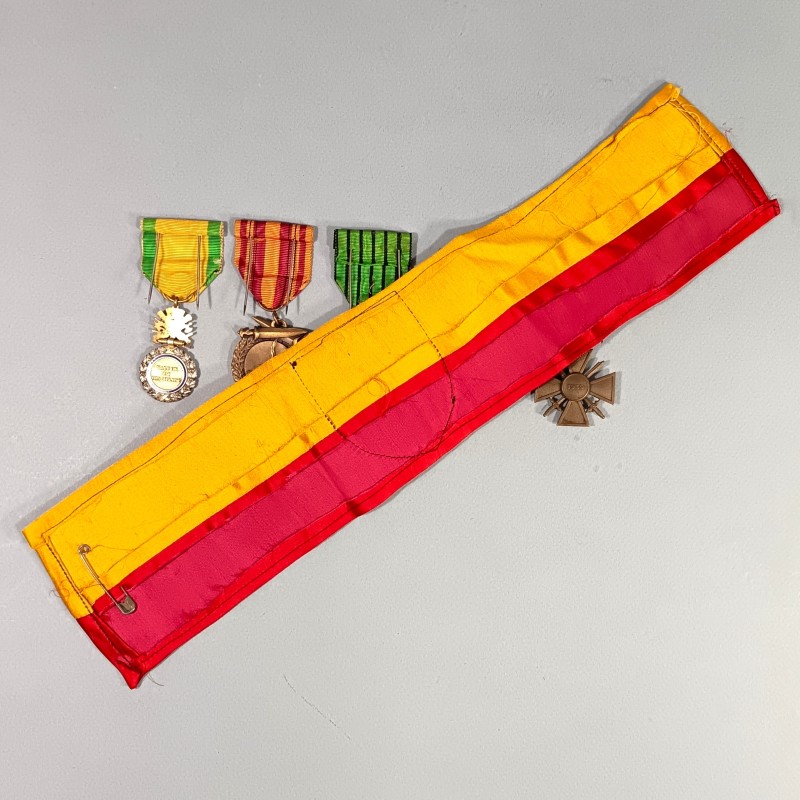 EMSEMBLE BRASSARD ET MEDAILLES D'UN ANCIEN SOUS OFFICIER COMBATTANT DE DUNKERQUE 1939 1940 LA MEDAILLE DE DUNKERQUE