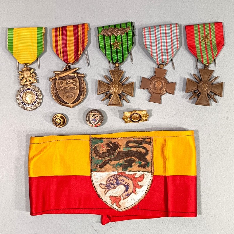 EMSEMBLE BRASSARD ET MEDAILLES D'UN ANCIEN SOUS OFFICIER COMBATTANT DE DUNKERQUE 1939 1940 LA MEDAILLE DE DUNKERQUE