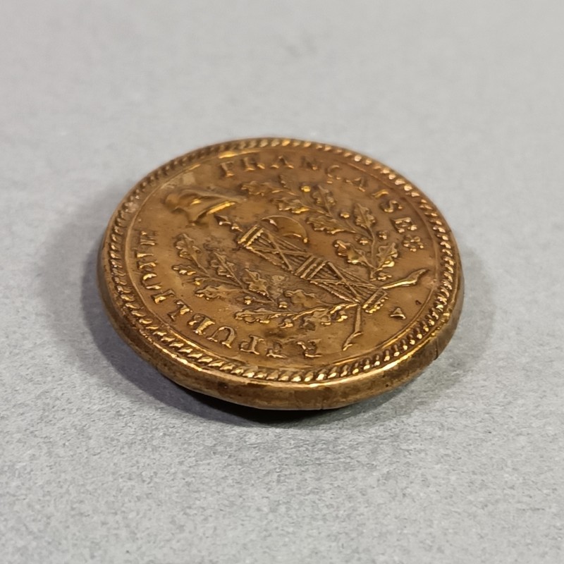 BOUTON ARMEE REVOLUTIONNAIRE MODELE 1790 1792 SUR FOND BOIS GRAND MODULE DIAMETRE 2.7 cm REVOLUTION FRANCAISE