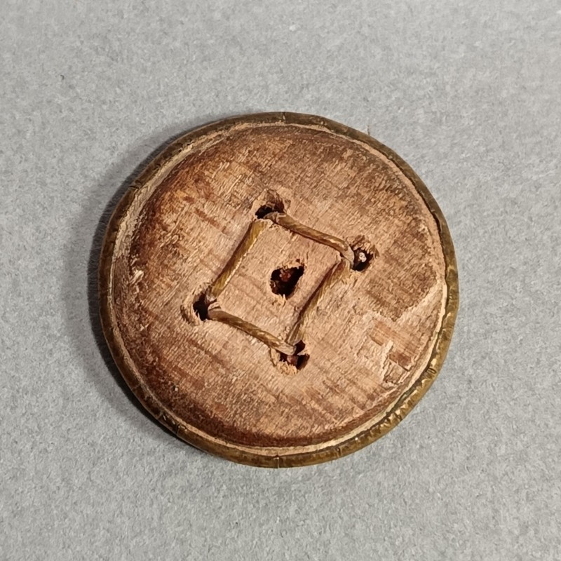 BOUTON ARMEE REVOLUTIONNAIRE MODELE 1790 1792 SUR FOND BOIS GRAND MODULE DIAMETRE 2.7 cm REVOLUTION FRANCAISE