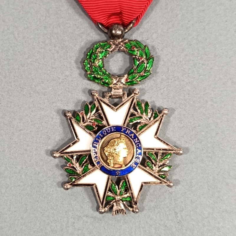 FRANCE MEDAILLE CROIX DE CHEVALIER DE L'ORDRE DE LA LEGION D'HONNEUR 5 ème REPUBLIQUE MODELE EN ARGENT A FILETS