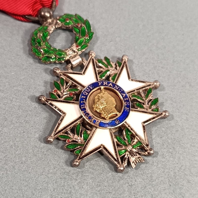 FRANCE MEDAILLE CROIX DE CHEVALIER DE L'ORDRE DE LA LEGION D'HONNEUR 5 ème REPUBLIQUE MODELE EN ARGENT A FILETS