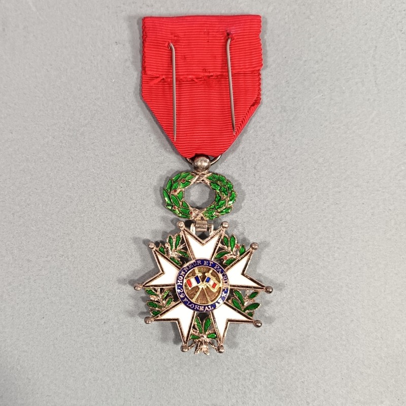 FRANCE MEDAILLE CROIX DE CHEVALIER DE L'ORDRE DE LA LEGION D'HONNEUR 5 ème REPUBLIQUE MODELE EN ARGENT A FILETS