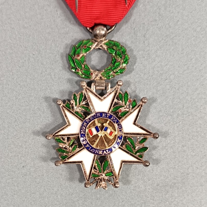 FRANCE MEDAILLE CROIX DE CHEVALIER DE L'ORDRE DE LA LEGION D'HONNEUR 5 ème REPUBLIQUE MODELE EN ARGENT A FILETS