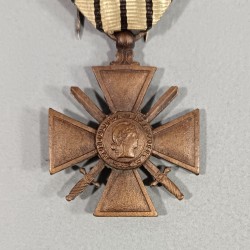 CROIX DE GUERRE DATEE AU DOS 1939-1940 RUBAN DE VICHY AVEC UNE ETOILE POUR UNE CITATION A L'ORDRE DU REGIMENT CAMPAGNE 1939-40